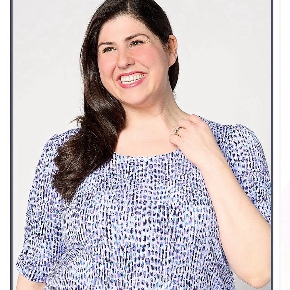 Susan Graver Sz L Liquid Knit Short Sleeve Top w/Slight Ruffle Detail @ Shoulder - Picture 1 of 9